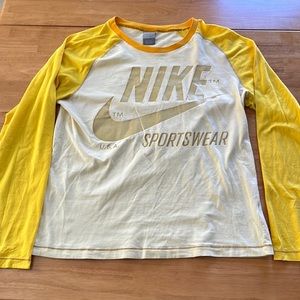 Nike Long-sleeve T-Shirt w/ vintage-style logo